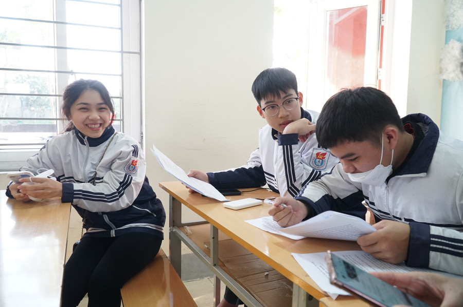 Em Nguyễn Ngọc Anh - học sinh lớp 12D1, Trường THPT Huỳnh Thúc Kháng (ngoài cùng bên trái) đã đạt chứng chỉ IELTS 6.5 điểm và tăng cường ôn thi Tốt nghiệp THPT năm 2023 với mục tiêu vào ngành Sư phạm Tiếng Anh. Ảnh: Hồ Lài. Em Nguyễn Ngọc Anh - học sinh lớp 12D1, Trường THPT Huỳnh Thúc Kháng (ngoài cùng bên trái) đã đạt chứng chỉ IELTS 6.5 điểm và tăng cường ôn thi Tốt nghiệp THPT năm 2023 với mục tiêu vào ngành Sư phạm Tiếng Anh. Ảnh: Hồ Lài.
