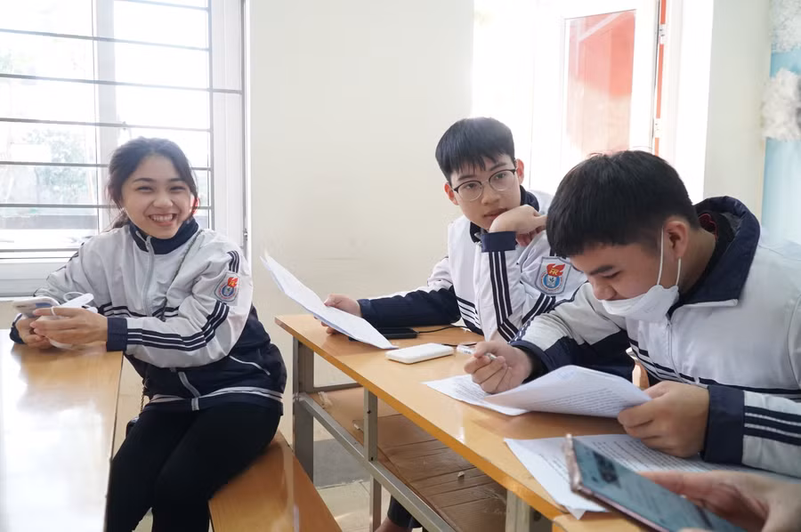 Em Nguyễn Ngọc Anh - học sinh lớp 12D1, Trường THPT Huỳnh Thúc Kháng (ngoài cùng bên trái) đã đạt chứng chỉ IELTS 6.5 điểm và tăng cường ôn thi Tốt nghiệp THPT năm 2023 với mục tiêu vào ngành Sư phạm Tiếng Anh. Ảnh: Hồ Lài.