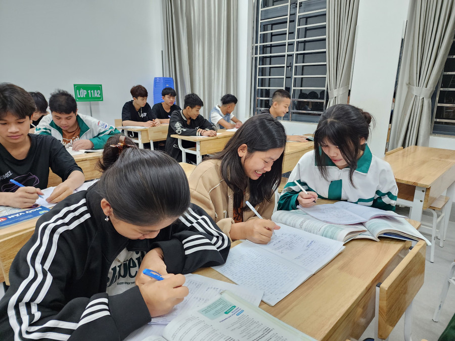 Học sinh Trường THPT Kỳ Sơn (huyện Kỳ Sơn, Nghệ An) đến lớp tự học vào buổi tối. Ảnh: Hồ Lài. Học sinh Trường THPT Kỳ Sơn (huyện Kỳ Sơn, Nghệ An) đến lớp tự học vào buổi tối. Ảnh: Hồ Lài.