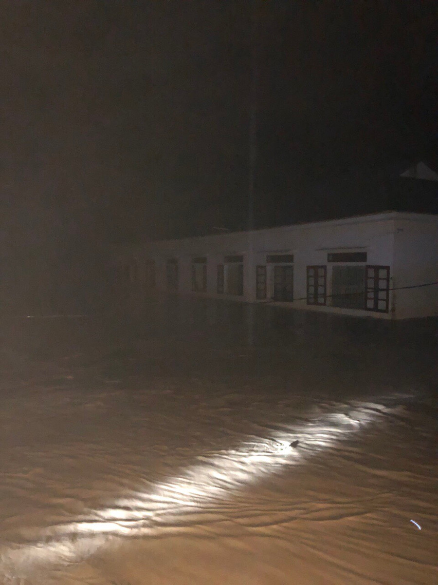 Lũ về vào lúc nửa đêm, nước ngập lên hơn 1m khiến nhà trường hoàn toàn bị động