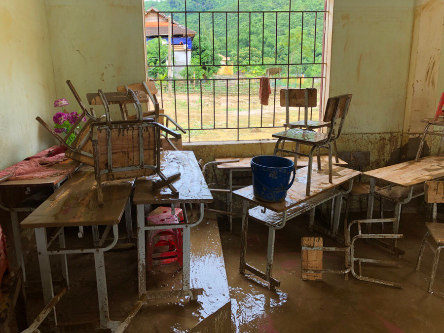 Toàn bộ bàn ghế của trường PTDTBT THCS Yên Tĩnh bị ngập trong bùn đất