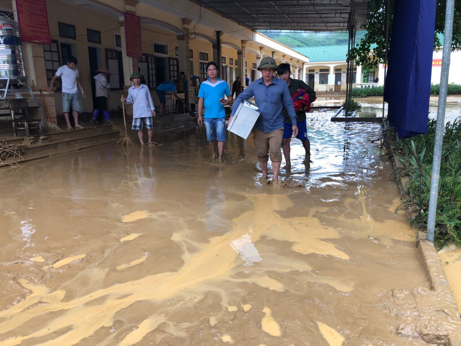 Di chuyển đồ dùng sinh hoạt còn lại của học sinh đến nơi khô ráo