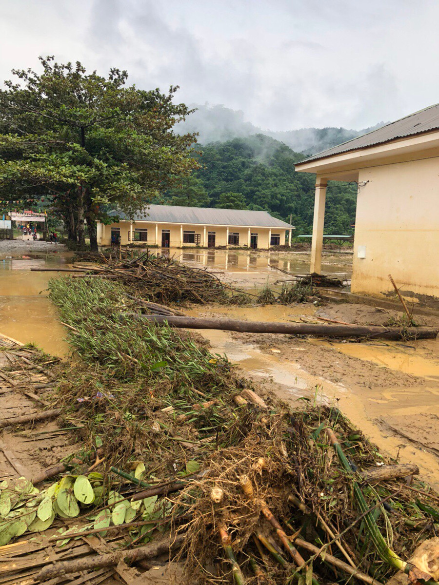 Một lượng lớn rác, cành cây bị nước lũ cuốn về xung quanh trường sau lũ
