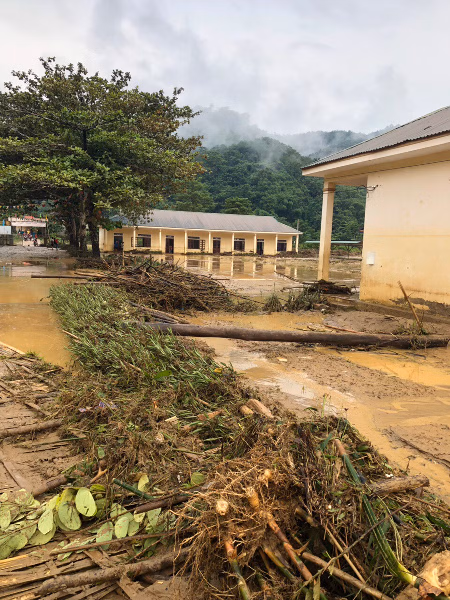 Một lượng lớn rác, cành cây bị nước lũ cuốn về xung quanh trường sau lũ