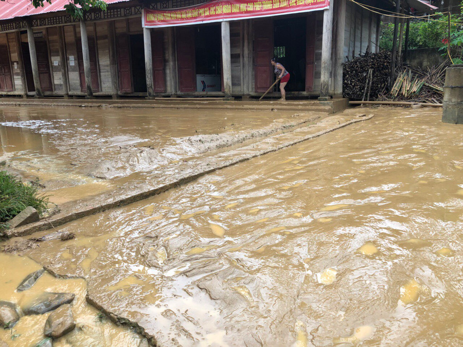 Bùn ngập khu nhà ở bán trú của học sinh