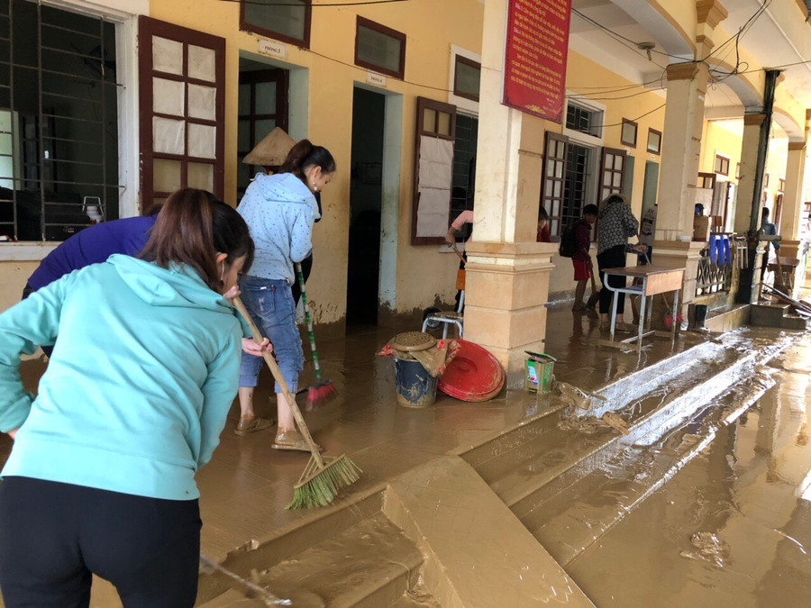 Các đơn vị tại địa phương giúp nhà trường khắc phục hậu quả lũ quét