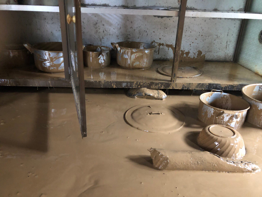 Vật dụng còn lại trong nhà ăn bán trú sau trận lũ