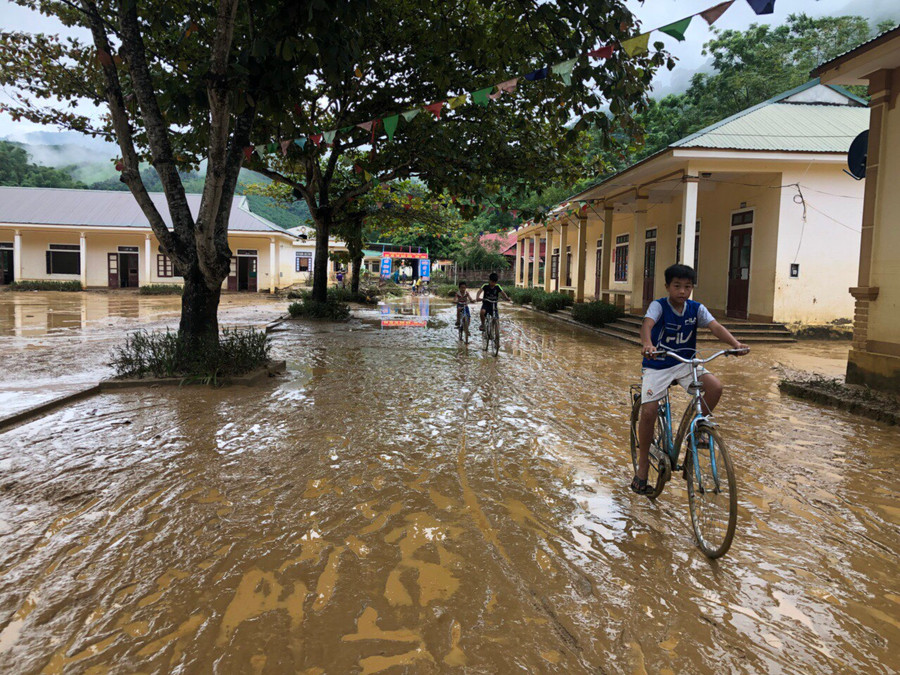 Sân trường sau khi nước lũ rút