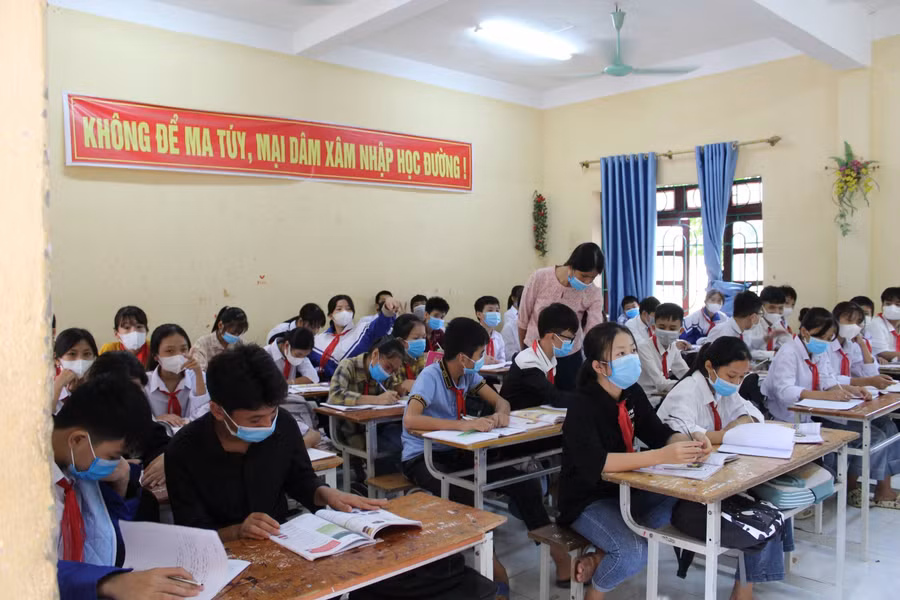 Học sinh Trường THCS Hoằng Thanh (Hoằng Hóa, Thanh Hóa) đến lớp trong điều kiện đảm bảo an toàn.