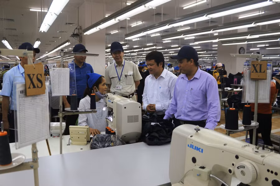 Ông Ngô Thế Anh - Chủ tịch Công đoàn Khu kinh tế Nghi Sơn và các Khu công nghiệp Thanh Hóa (người thứ 2 từ phải sang) thăm hỏi công nhân sản xuất tại Công ty TNHH Sakurai Việt Nam.