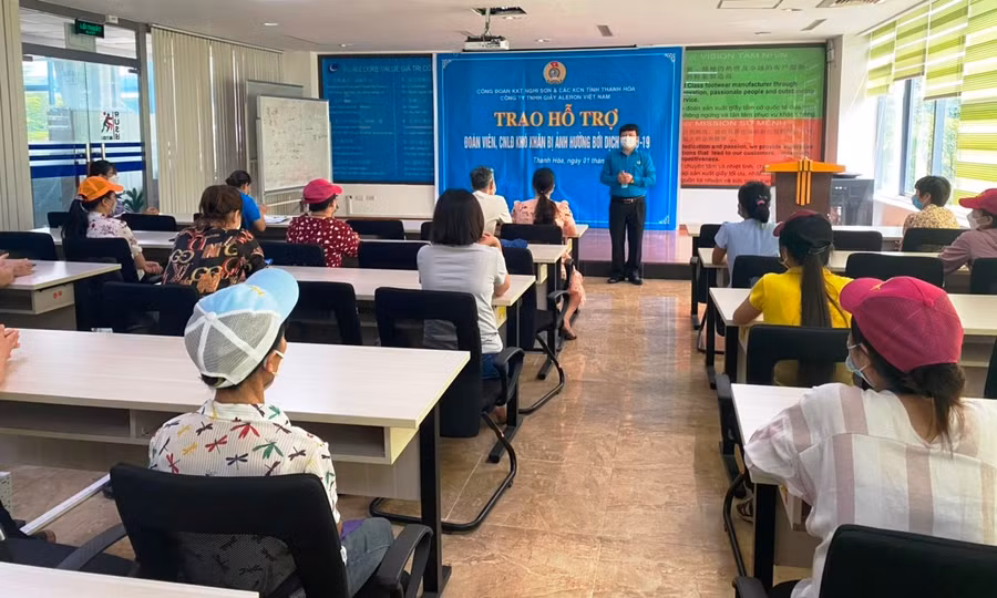 Chủ tịch Công đoàn Khu kinh tế Nghi Sơn và các Khu công nghiệp Thanh Hóa động viên, thăm hỏi công nhân bị ảnh hưởng việc làm do dịch bệnh Covid-19.