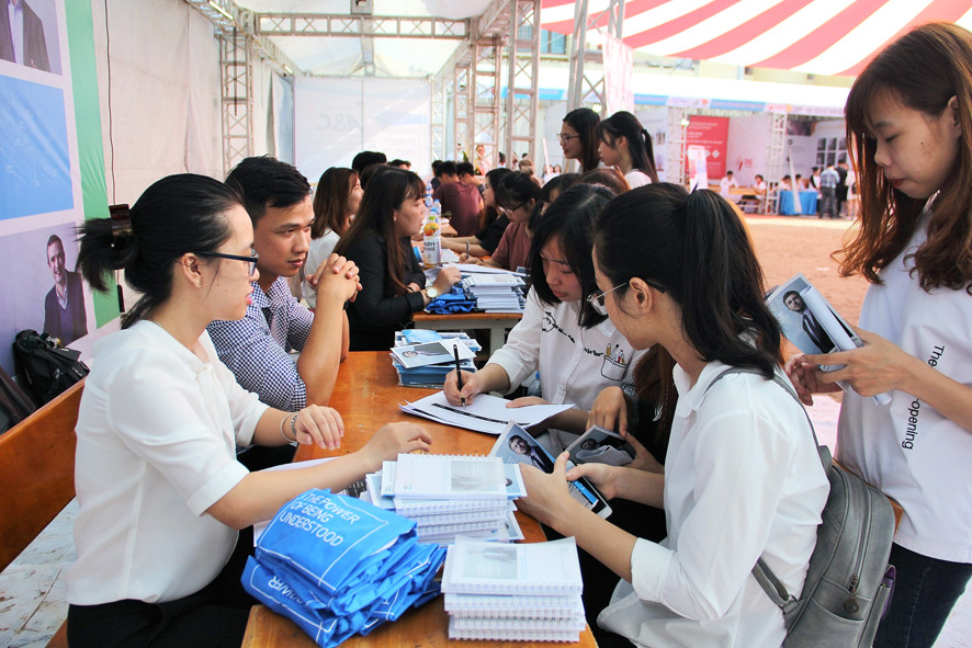Sinh viên tham gia ứng tuyển các vị trí trong các doanh nghiệp tại các gian trại của Ngày hội