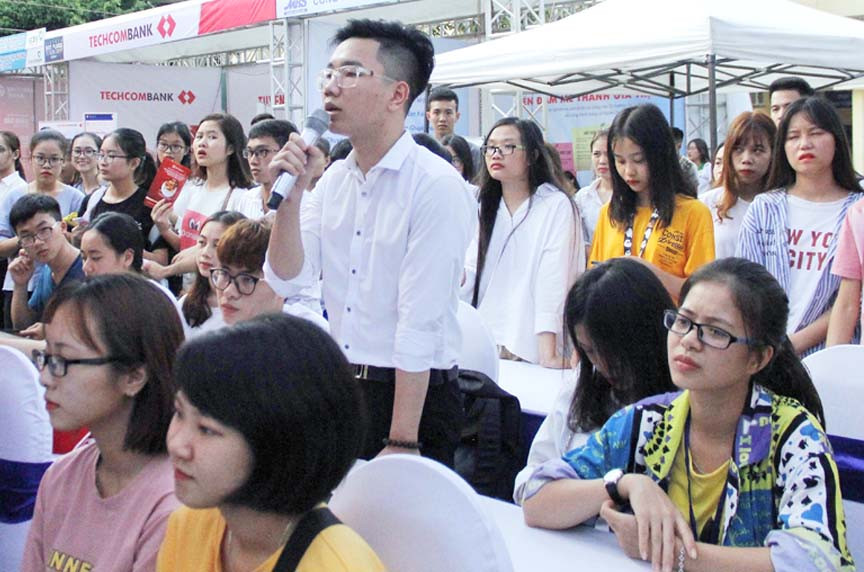 Sinh viên trực tiếp đặt câu hỏi cho các nhà tuyển dụng trong tọa đàm “Triển vọng và cơ hội nghề nghiệp” tại Ngày hội