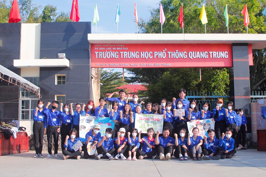 Đội sinh viên tình nguyện hỗ trợ tại điểm thi Trường THPT Quang Trung, huyện Đức Linh, tỉnh Bình Thuận. Ảnh: T.Thủy