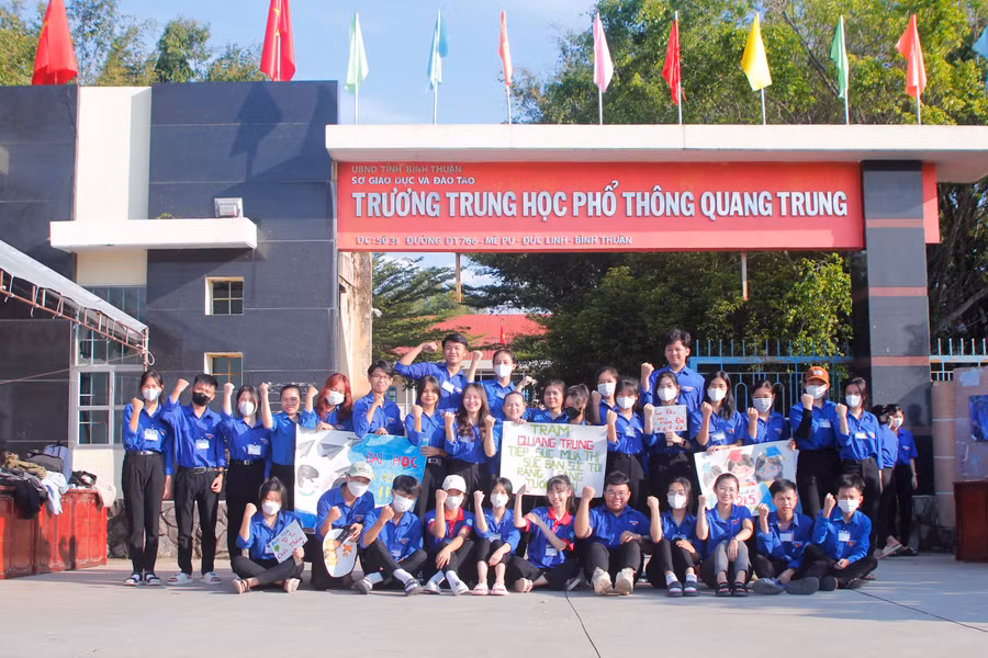 Đội sinh viên tình nguyện hỗ trợ tại điểm thi Trường THPT Quang Trung, huyện Đức Linh, tỉnh Bình Thuận. Ảnh: T.Thủy