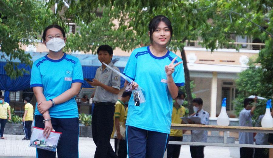Hai thí sinh rời điểm thi Trường THPT Thủ Thiêm, TP Thủ Đức sau giờ thi Ngoại ngữ. Ảnh: Mạnh Tùng