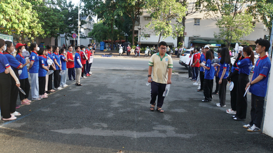 Thí sinh đến điểm thi Trường THPT Thủ Thiêm, TP Thủ Đức, sáng 29/6. Ảnh: Mạnh Tùng