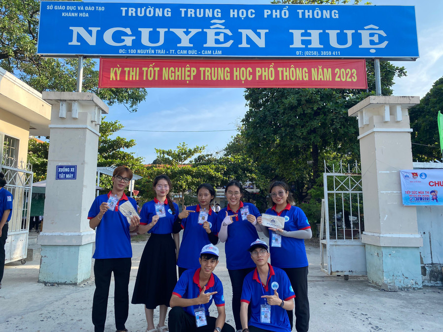 Sinh viên tình nguyện ở điểm thi THPT Nguyễn Huệ, huyện Cam Lâm, Khánh Hòa. Ảnh: NTCC Sinh viên tình nguyện ở điểm thi THPT Nguyễn Huệ, huyện Cam Lâm, Khánh Hòa. Ảnh: NTCC