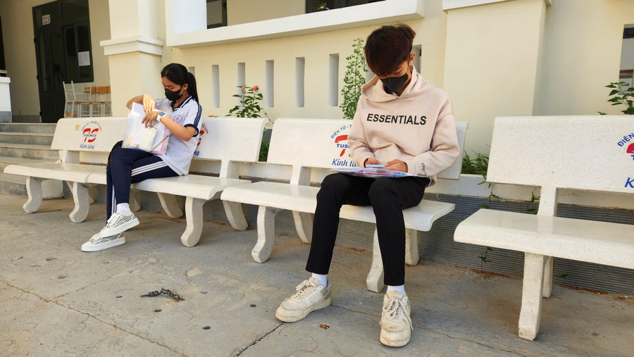 Thí sinh tại điểm thi THPT Nguyễn Trãi, Ninh Thuận có mặt tại điểm thi từ sớm. Ảnh: Đức Anh