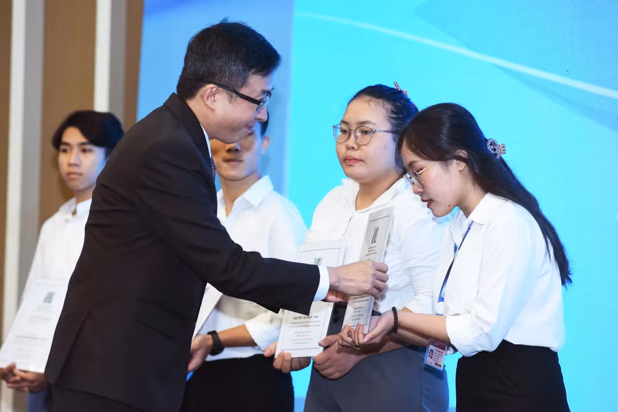 Sinh viên nhận học bổng Đinh Thiện Lý. Ảnh: BTC