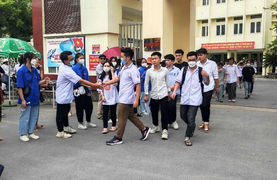 Sau khi kết thúc bài thi môn Ngữ văn, nhiều thí sinh ở Thanh Hóa bước ra khỏi phòng thi với tâm trạng khá thoải mái, vui vẻ vì đề thi không quá khó. Sau khi kết thúc bài thi môn Ngữ văn, nhiều thí sinh ở Thanh Hóa bước ra khỏi phòng thi với tâm trạng khá thoải mái, vui vẻ vì đề thi không quá khó.