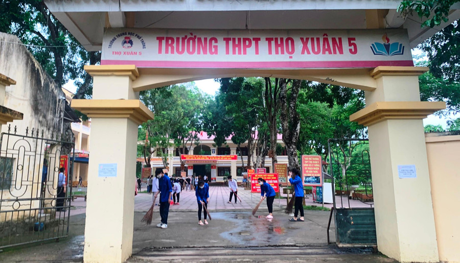 Đội tình nguyện &quot;Tiếp sức mùa thi&quot; của Trường THPT Thọ Xuân 5 (Thọ Xuân, Thanh Hóa) có mặt từ 5h sáng để dọn dẹp vệ sinh khu vực thi.