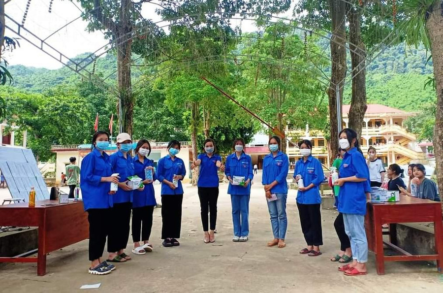 Lực lượng thanh niên tình nguyện "Tiếp sức mùa thi" tại Trường THPT Quan Hóa (Thanh Hóa) Lực lượng thanh niên tình nguyện "Tiếp sức mùa thi" tại Trường THPT Quan Hóa (Thanh Hóa)