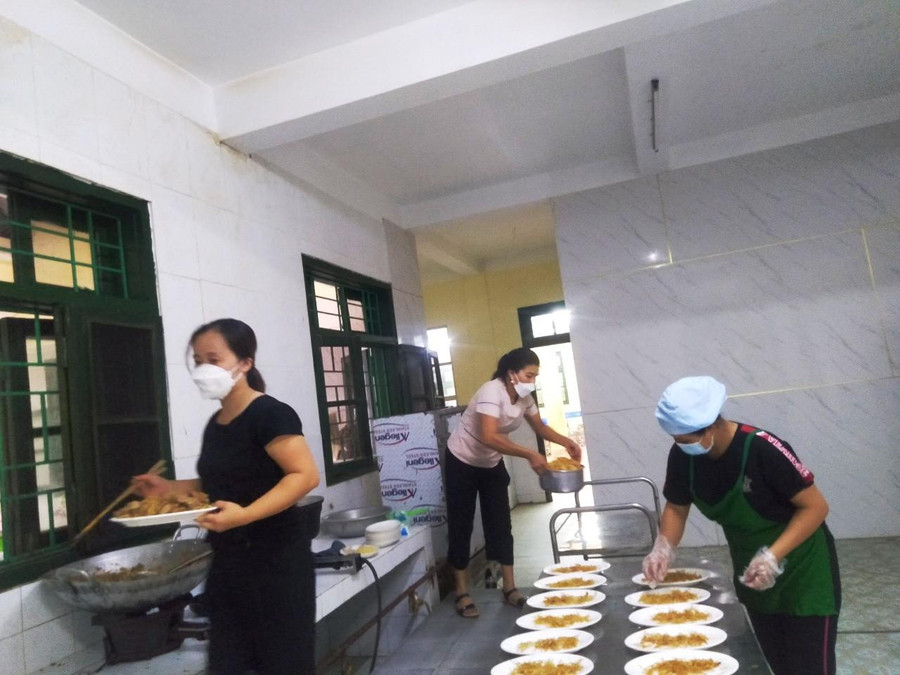 Tổ nấu bếp của Trường PTDTNT-THCS Quan Hóa chuẩn bị bữa ăn cho thí sinh. Tổ nấu bếp của Trường PTDTNT-THCS Quan Hóa chuẩn bị bữa ăn cho thí sinh.