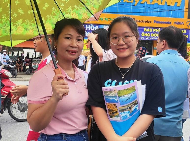 Thí sinh Cao Hà My, học sinh lớp 12, Trường THPT Dân tộc Nội trú tỉnh Thanh Hóa được mẹ đón sau khi kết thúc buổi thi sáng 8/7.