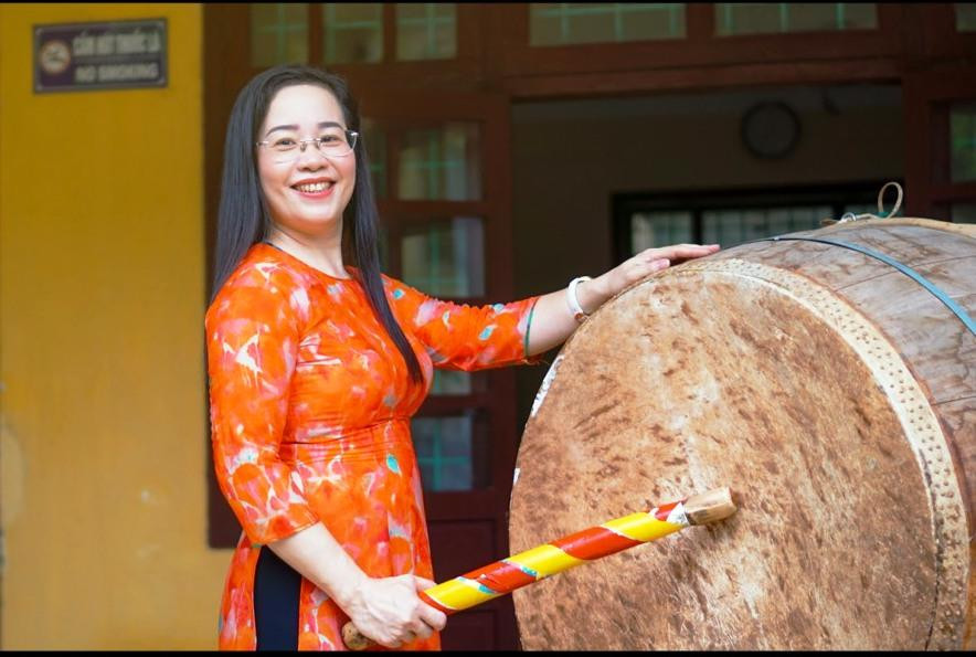 Cô giáo Trịnh Thị Lý, giáo viên dạy Tiếng Anh, Trường THPT Hàm Rồng, TP Thanh Hóa. Cô giáo Trịnh Thị Lý, giáo viên dạy Tiếng Anh, Trường THPT Hàm Rồng, TP Thanh Hóa.