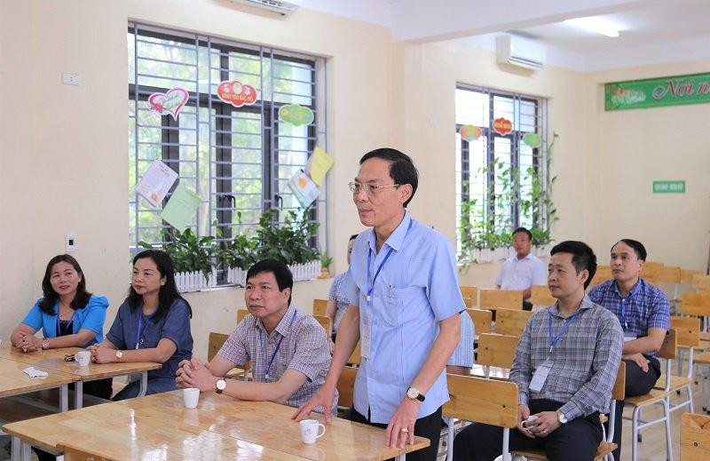 Ông Đầu Thanh Tùng, Phó Chủ tịch UBND tỉnh, Trưởng Ban chỉ đạo thi tỉnh Thanh Hóa chỉ đạo công tác tổ chức thi tại một điểm ở TP Thanh Hóa.