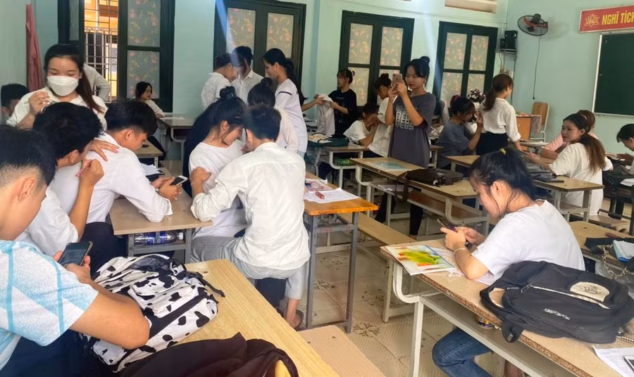 Trước tiết học cuối cùng vào sáng 1/7 của HS lớp 12, Trường THPT Quan Sơn (Thanh Hóa).