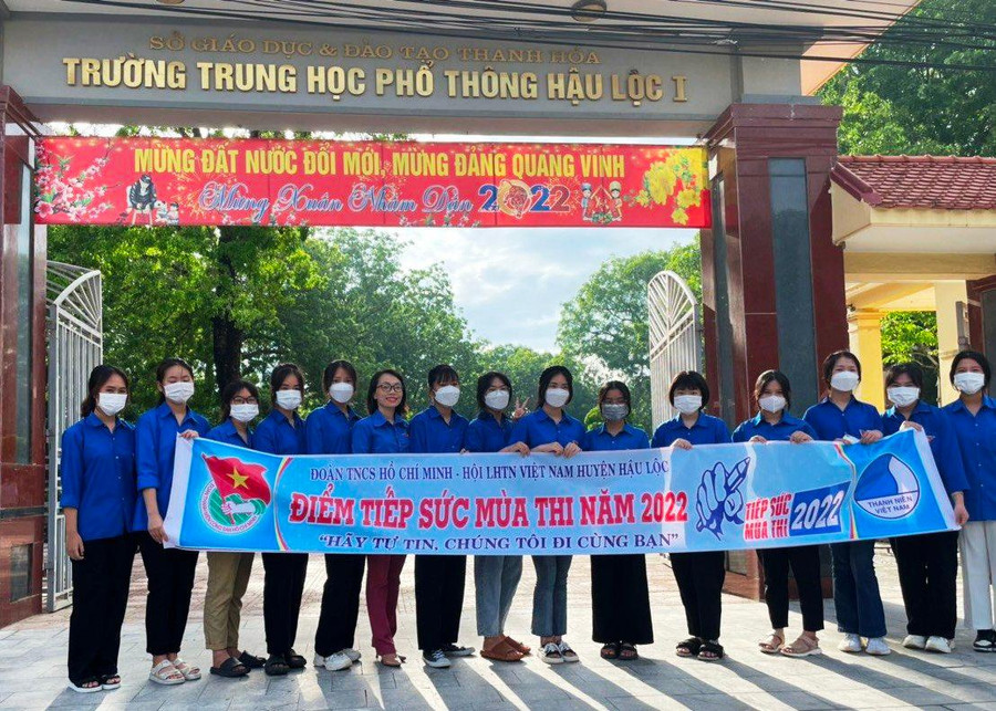 Với khẩu hiệu "Hãy tự tin, chúng tôi đi cùng bạn", đội tình nguyện tham gia "Tiếp sức mùa thi" tại Trường THPT Hậu Lộc 1 (Thanh Hóa) sẵn sàng giúp đỡ các thí sinh bước vào kỳ thi. Với khẩu hiệu "Hãy tự tin, chúng tôi đi cùng bạn", đội tình nguyện tham gia "Tiếp sức mùa thi" tại Trường THPT Hậu Lộc 1 (Thanh Hóa) sẵn sàng giúp đỡ các thí sinh bước vào kỳ thi.