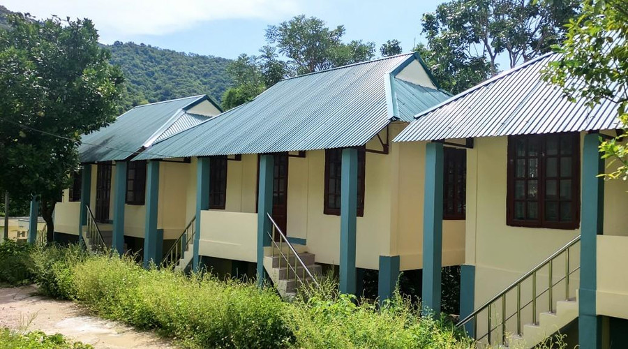 Những ngôi nhà ở trong Làng học sinh đã được "thay áo" mới.