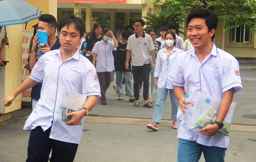 Kết thúc buổi thi môn Ngữ văn, thí sinh ở Thanh Hóa phấn chấn rời phòng thi . Kết thúc buổi thi môn Ngữ văn, thí sinh ở Thanh Hóa phấn chấn rời phòng thi .