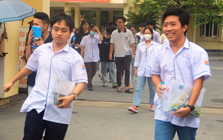 Thí sinh tại Điểm thi Trường THPT chuyên Lam Sơn (Thanh Hóa) tươi cười sau khi kết thúc kỳ thi tốt nghiệp THPT năm 2022.