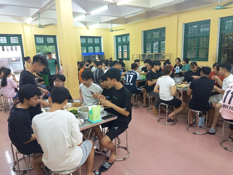 Sau giờ thi, các thí sinh đăng ký ở miễn phí tại ký túc xá của Trường PTDTNT-THCS Quan Hóa sẽ được ăn theo suất với một mức giá đã được phụ huynh thống nhất với Tổ phục vụ của nhà trường. Sau giờ thi, các thí sinh đăng ký ở miễn phí tại ký túc xá của Trường PTDTNT-THCS Quan Hóa sẽ được ăn theo suất với một mức giá đã được phụ huynh thống nhất với Tổ phục vụ của nhà trường.