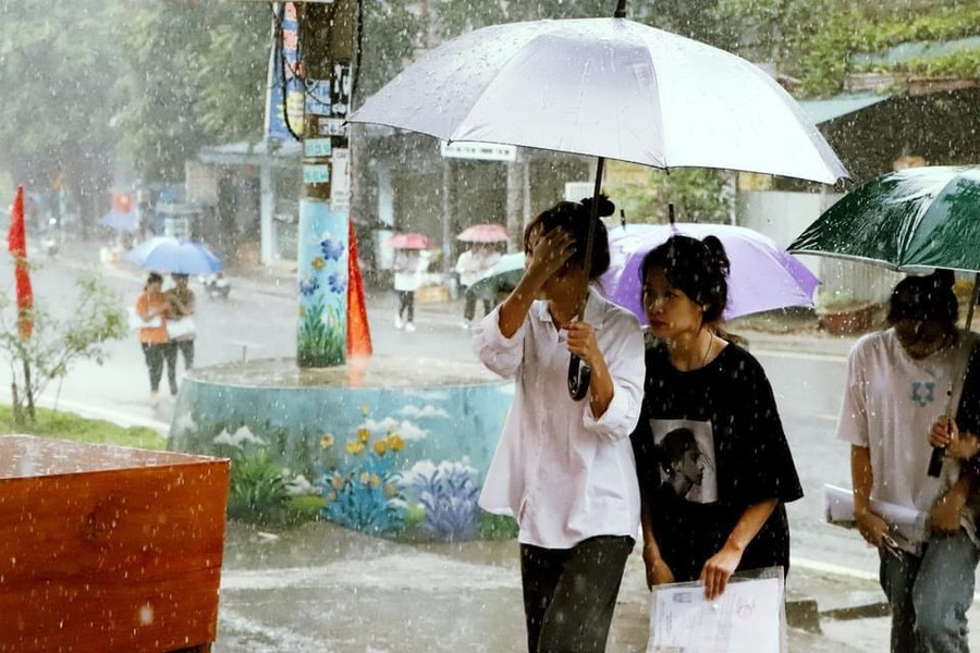 Tại điểm thi Trường THPT Lê Lai (huyện Ngọc Lặc, Thanh Hóa) trời cũng mưa rất to. Tại điểm thi Trường THPT Lê Lai (huyện Ngọc Lặc, Thanh Hóa) trời cũng mưa rất to.