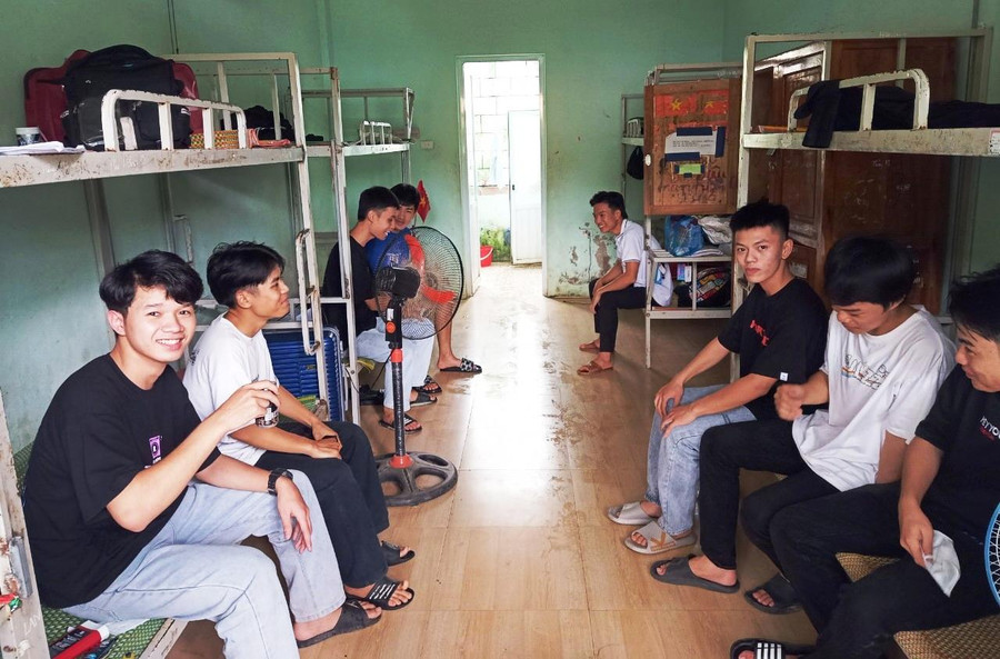 Thí sinh Trường THCS-THPT Quan Hóa được bố trí nơi ở miễn phí tại ký túc xá của Trường PTDTNT-THCS Quan Hóa trong những ngày dự thi. Thí sinh Trường THCS-THPT Quan Hóa được bố trí nơi ở miễn phí tại ký túc xá của Trường PTDTNT-THCS Quan Hóa trong những ngày dự thi.