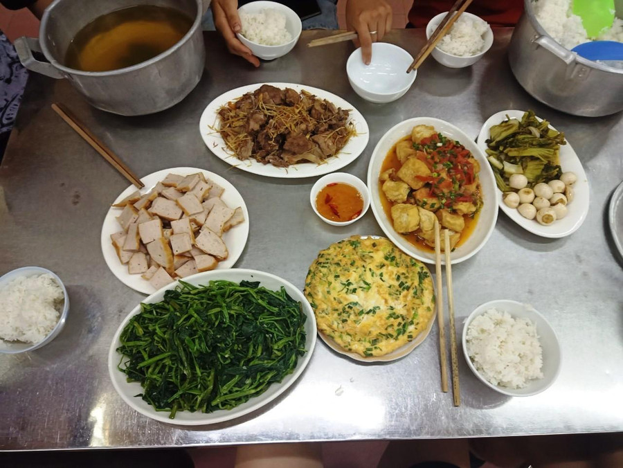 Bữa cơm tươm tất cho thí sinh ở khu ký túc xá của Trường PTDTNT-THCS Quan Hóa, với mức giá thống nhất giữa phụ huynh và Tổ phục vụ là 40.000 đồng/suất ăn. Bữa cơm tươm tất cho thí sinh ở khu ký túc xá của Trường PTDTNT-THCS Quan Hóa, với mức giá thống nhất giữa phụ huynh và Tổ phục vụ là 40.000 đồng/suất ăn.