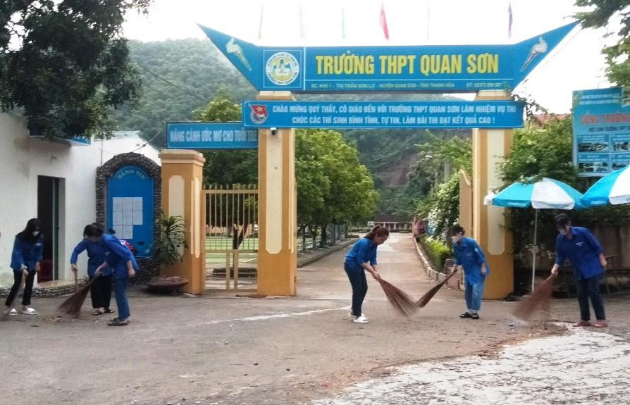 Các bạn Thanh niên tình nguyện &quot;Tiếp sức mùa thi&quot; tại Trường THPT Quan Sơn (Thanh Hóa) cũng có mặt từ sớm tinh sương để dọn dẹp vệ sinh xung quanh khu vực thi.