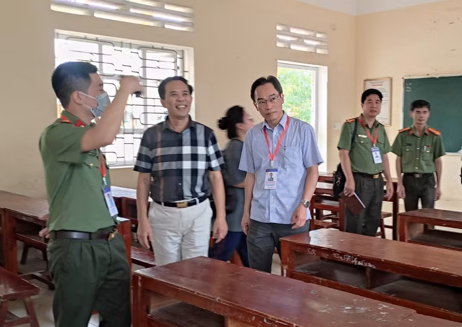 Ngày 30/6, Thứ trưởng Bộ GD&amp;ĐT Hoàng Minh Sơn (người đeo thẻ) đã đi kiểm tra công tác chuẩn bị Kỳ thi Tốt nghiệp THPT 2022 tại tỉnh Thanh Hóa.