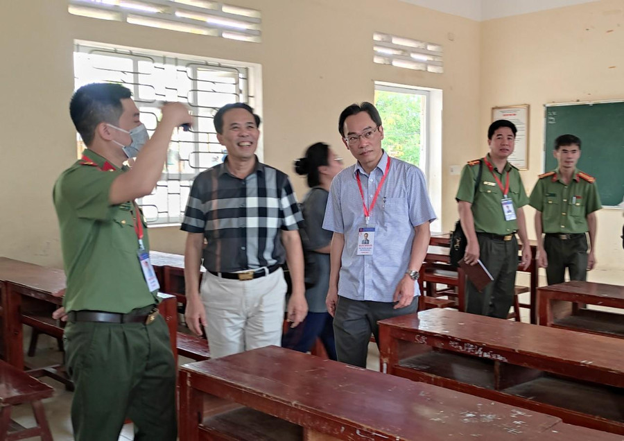 Ngày 30/6, Thứ trưởng Bộ GD&ĐT Hoàng Minh Sơn (người đeo thẻ) đã đi kiểm tra công tác chuẩn bị Kỳ thi Tốt nghiệp THPT 2022 tại tỉnh Thanh Hóa. Ngày 30/6, Thứ trưởng Bộ GD&ĐT Hoàng Minh Sơn (người đeo thẻ) đã đi kiểm tra công tác chuẩn bị Kỳ thi Tốt nghiệp THPT 2022 tại tỉnh Thanh Hóa.