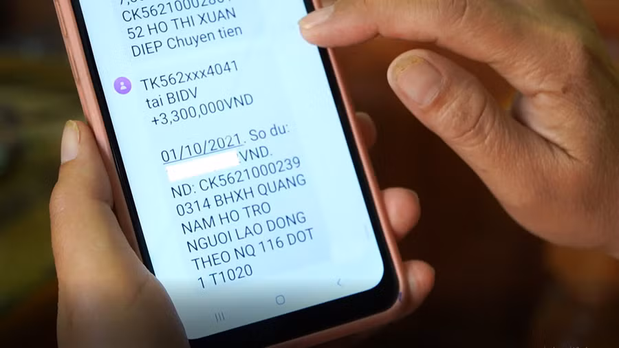 Những NLĐ đầu tiên được chi trả tiền hỗ trợ từ nguồn kết dư Quỹ BHTN. (Nguồn ảnh: Thanh Dũng- BHXH tỉnh Quảng Nam)