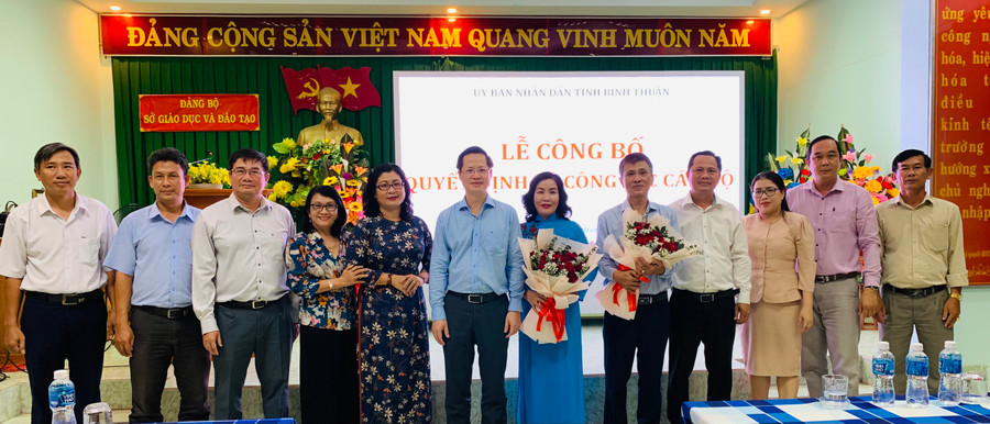 Bà Nguyễn Thị Toàn Thắng cùng tập thể lãnh đạo Sở GD&amp;ĐT Bình Thuận. Ảnh: Thanh Thủy