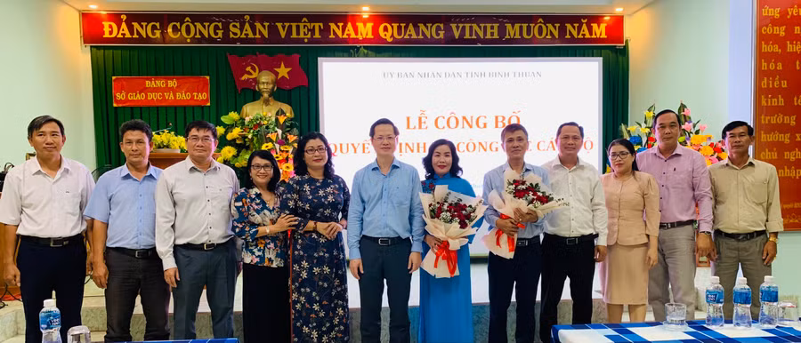 Bà Nguyễn Thị Toàn Thắng cùng tập thể lãnh đạo Sở GD&amp;ĐT Bình Thuận. Ảnh: Thanh Thủy