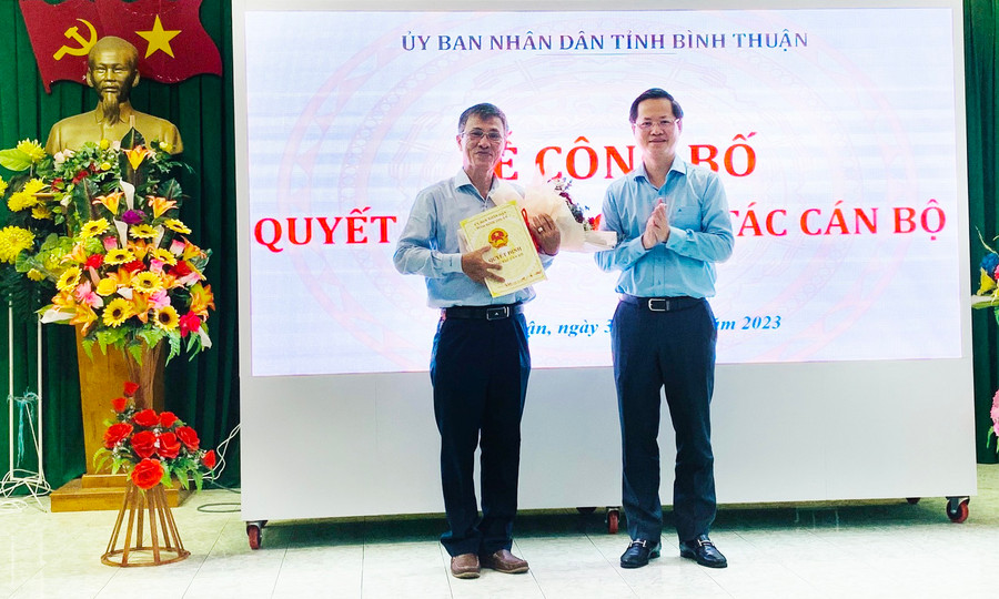 Chủ tịch UBND tỉnh Đoàn Anh Dũng trao quyết định nghỉ hưu cho ông Phan Đoàn Thái. Ảnh: Thanh Thủy