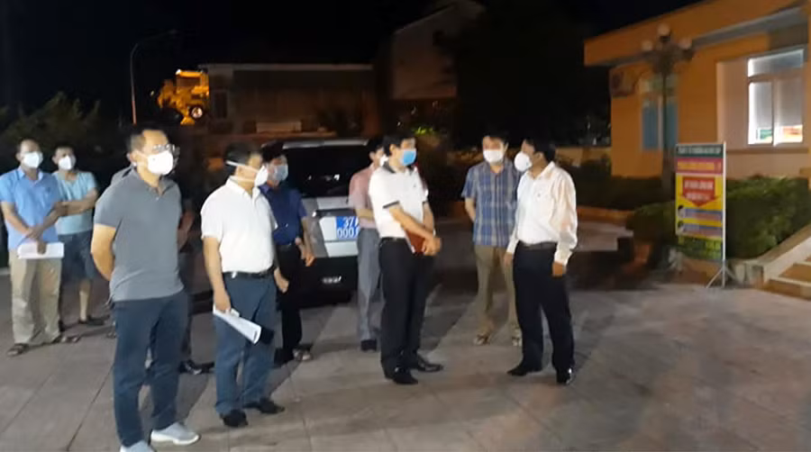 Ban chỉ đạo phòng chống dịch Covid-19 tỉnh Nghệ An có mặt tại Trạm y tế phường Hà Huy Tập rạng sáng ngày 14/6.