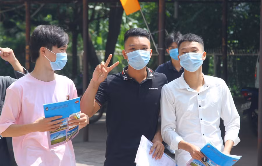 Thí sinh ở điểm thi tại Trường THPT Đình Lập (Hội đồng thi Sở GD&ĐT Lạng Sơn) tự tin với kết quả bài thi tổ hợp. Ảnh: Bá Hải