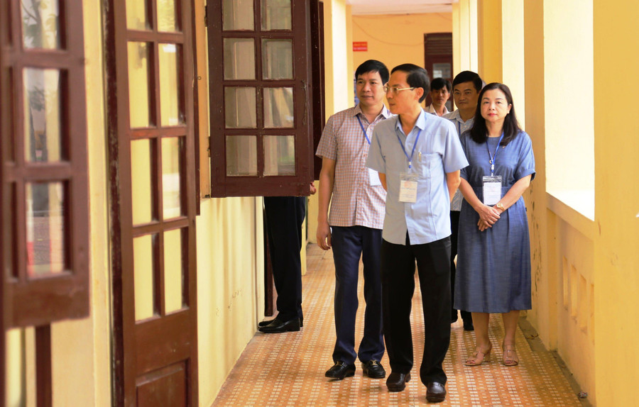 Ông Đầu Thanh Tùng (người đi đầu) - Phó Chủ tịch UBND tỉnh Thanh Hóa đi kiểm tra tại kỳ thi tốt nghiệp THPT năm 2022. Ông Đầu Thanh Tùng (người đi đầu) - Phó Chủ tịch UBND tỉnh Thanh Hóa đi kiểm tra tại kỳ thi tốt nghiệp THPT năm 2022.